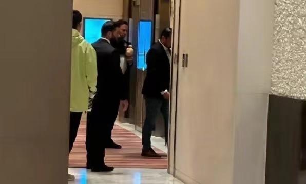 马斯克入住北京丽思卡尔顿酒店，进电梯的时候手里还拿着一个小孩子的玩具，不知道是儿
