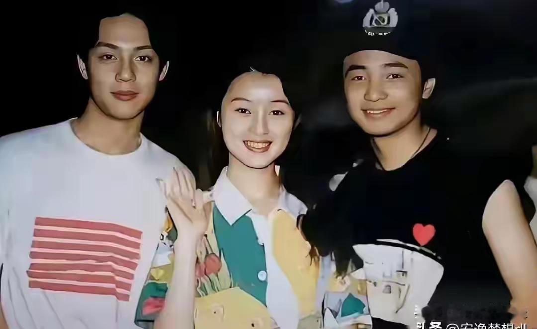 哦豁
都是俊男靓女啊
这三个人在娱乐圈都是很火的哦
吴越和傅程鹏
旁边戴帽子的小