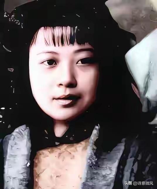 师长回乡寻妻，村口见一驼背老妇含泪下跪：我等了你16年，没改嫁。
 
陈卫国站在