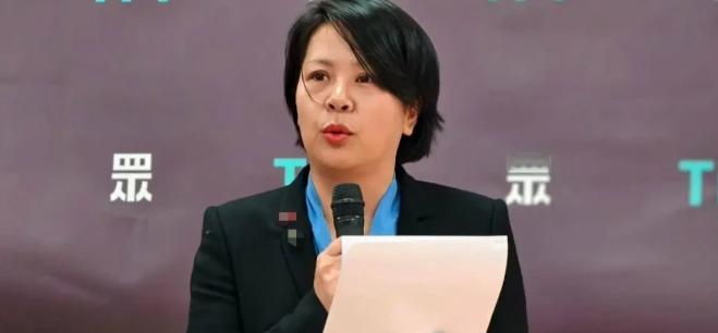 民进党把李贞秀请上节目，本来剧本写好了，让她开口骂大陆，结果她当着主持人的面直接