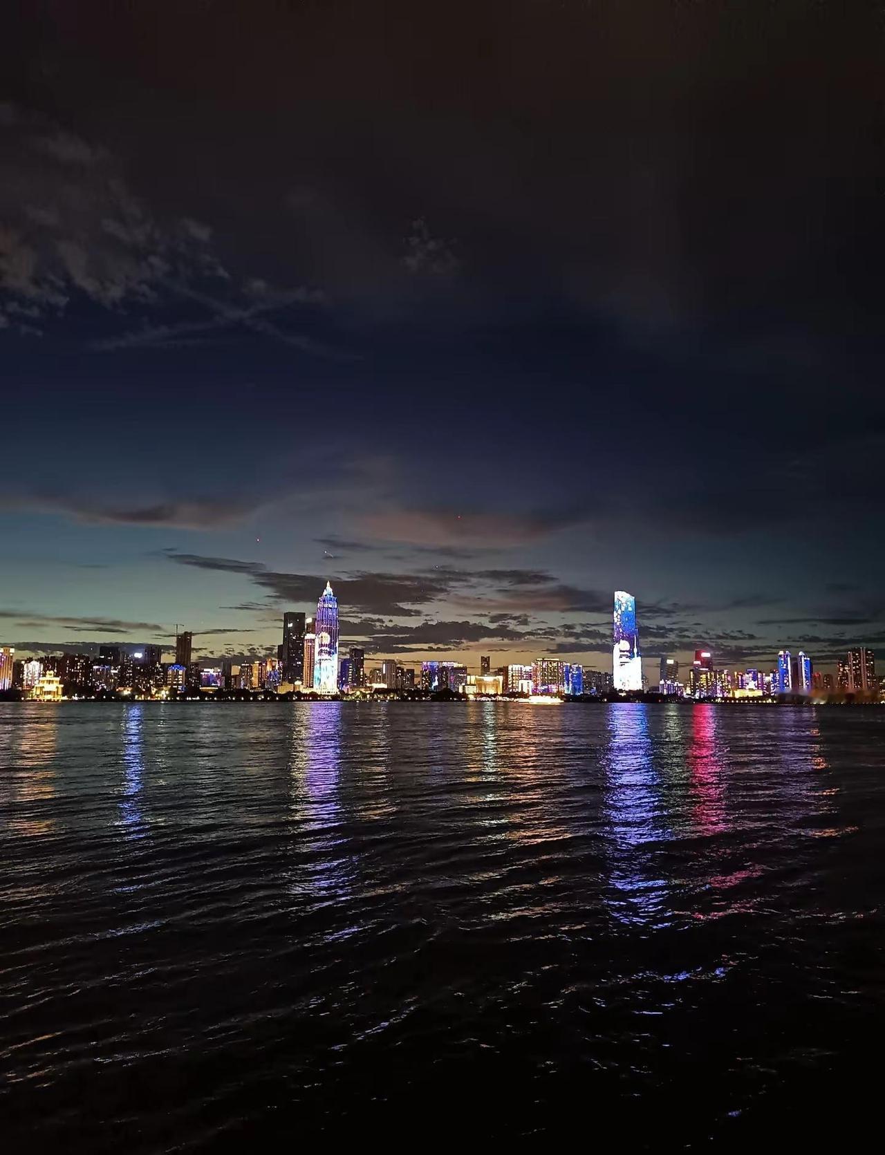 爱武汉的坚韧与唯美，也祝远方的你平安顺遂。今天看到广西水灾，想想作为一座长江与汉