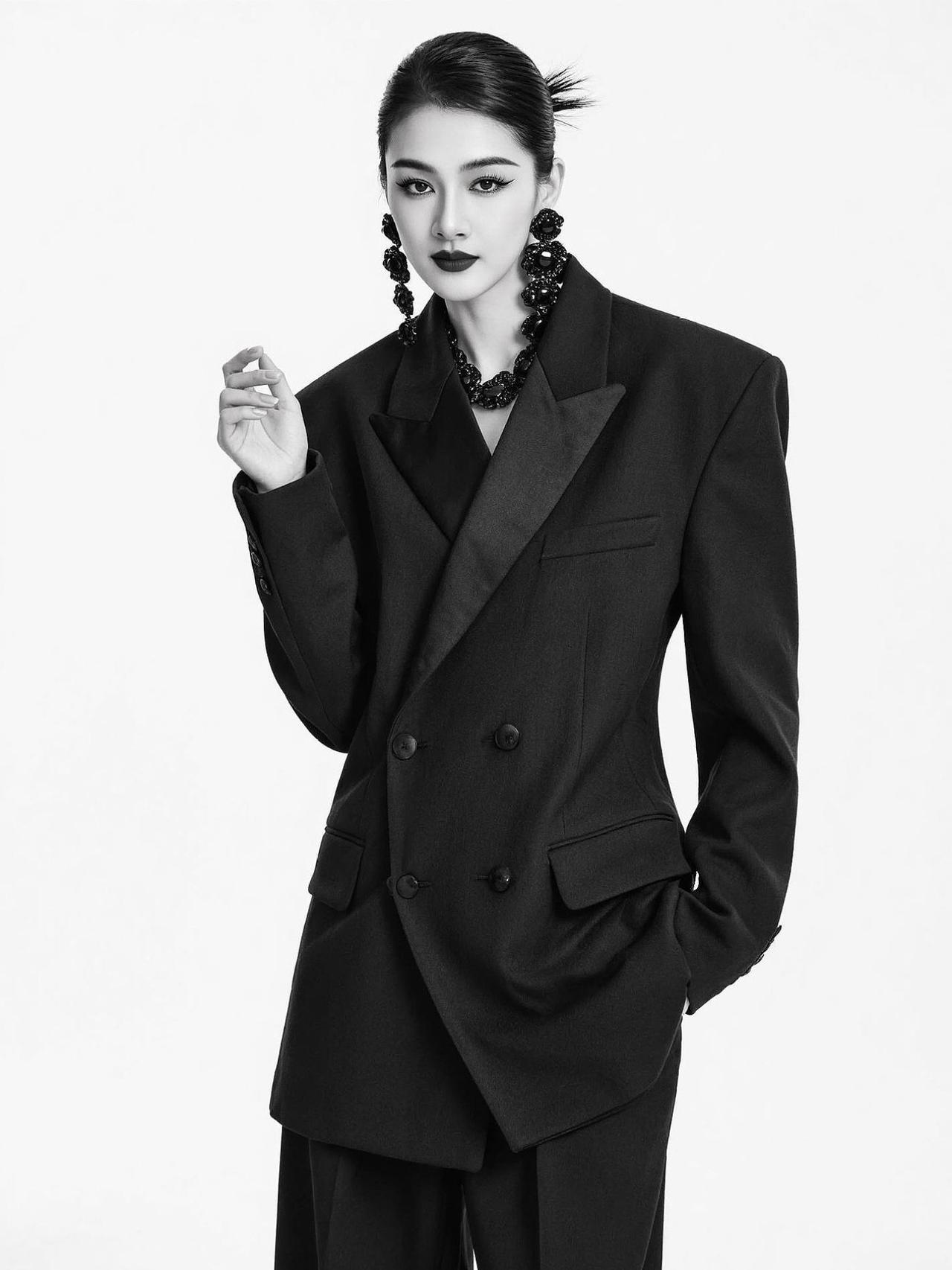 AI暗黑西装写真 随变ai随便玩 大女主 气场全开 时尚大片