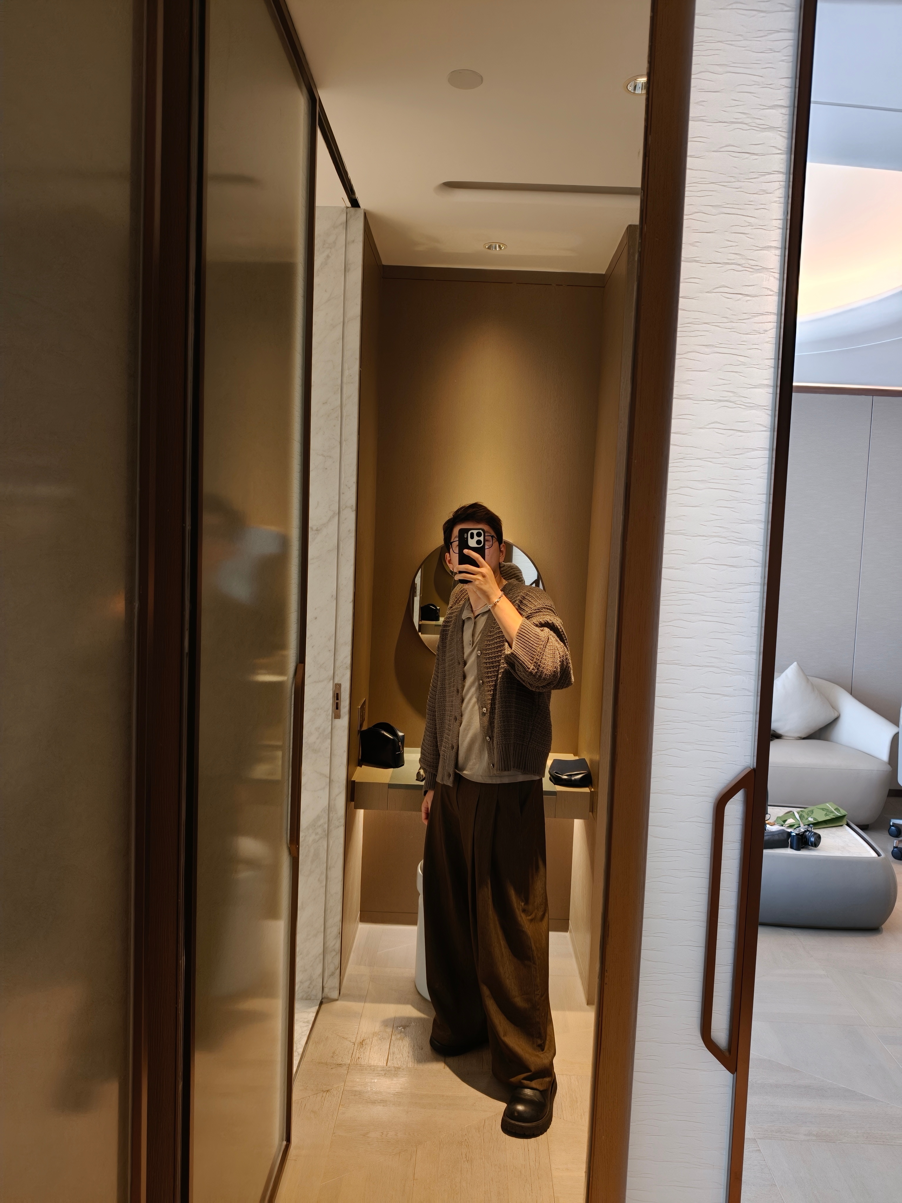 今天的 OOTD～广州终于放晴了☀️等会去拍车，猜猜什么车👀OOTD我的日常p