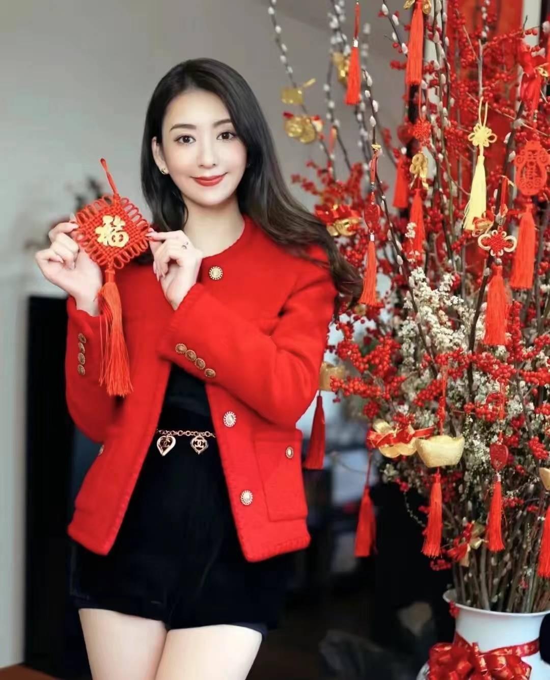 刚刚听到一个大瓜：一个85后娱乐圈夫妇的女人。已经离婚了，有小孩，男的年纪大挺多