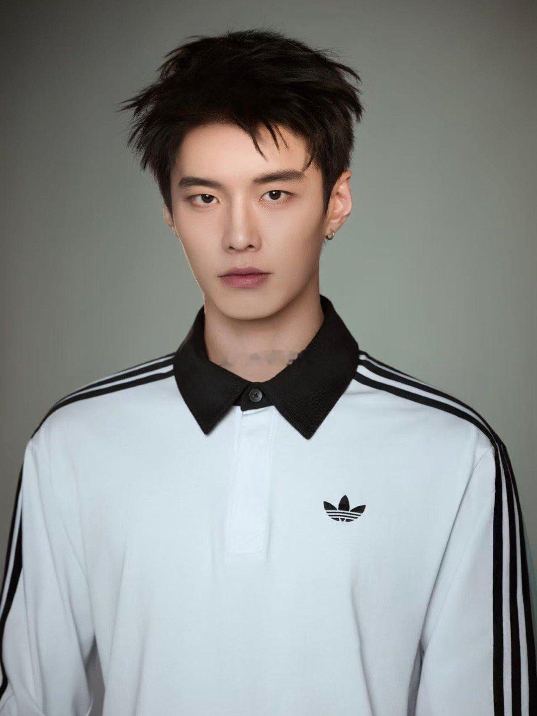 何与以阿迪达斯全新代言人身份，为品牌拍摄宣传照，以简约运动装为主视觉，巧妙融合校