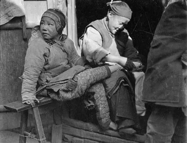 这张照片拍摄于1917年的杭州某处的集镇上，画面上的小女孩还是满脸青涩，衣服也是