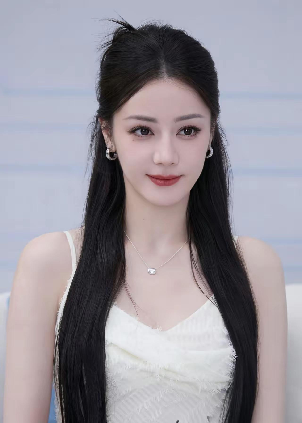 迪丽热巴人品好不好，
我不评价，
但是有一点我敢确定，那就是热巴这个人，很有气质