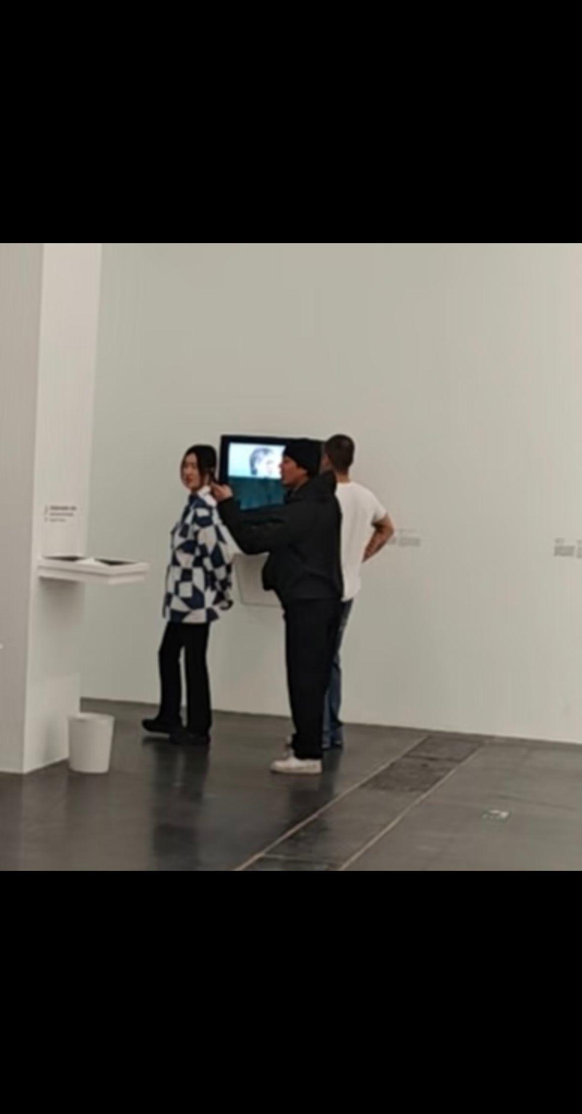 UCCA偶遇刘亚仁。全世界都是偶遇刘亚仁，好幸运。今天在798看见他了...