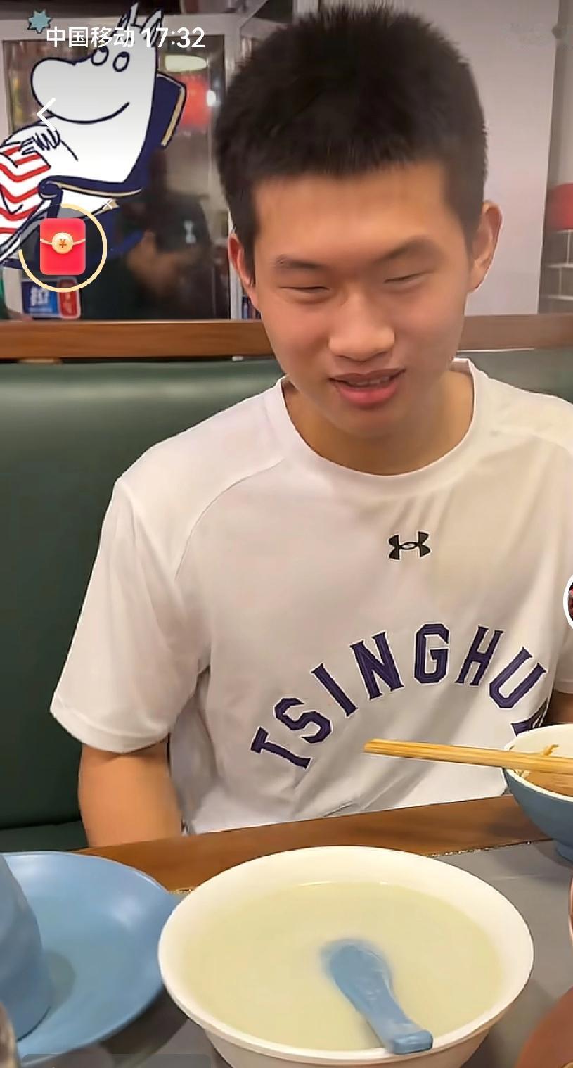 何文炜到北京吃火锅，还是不能习惯豆汁，饮食习惯差距真的很大

北京豆汁味道很奇葩