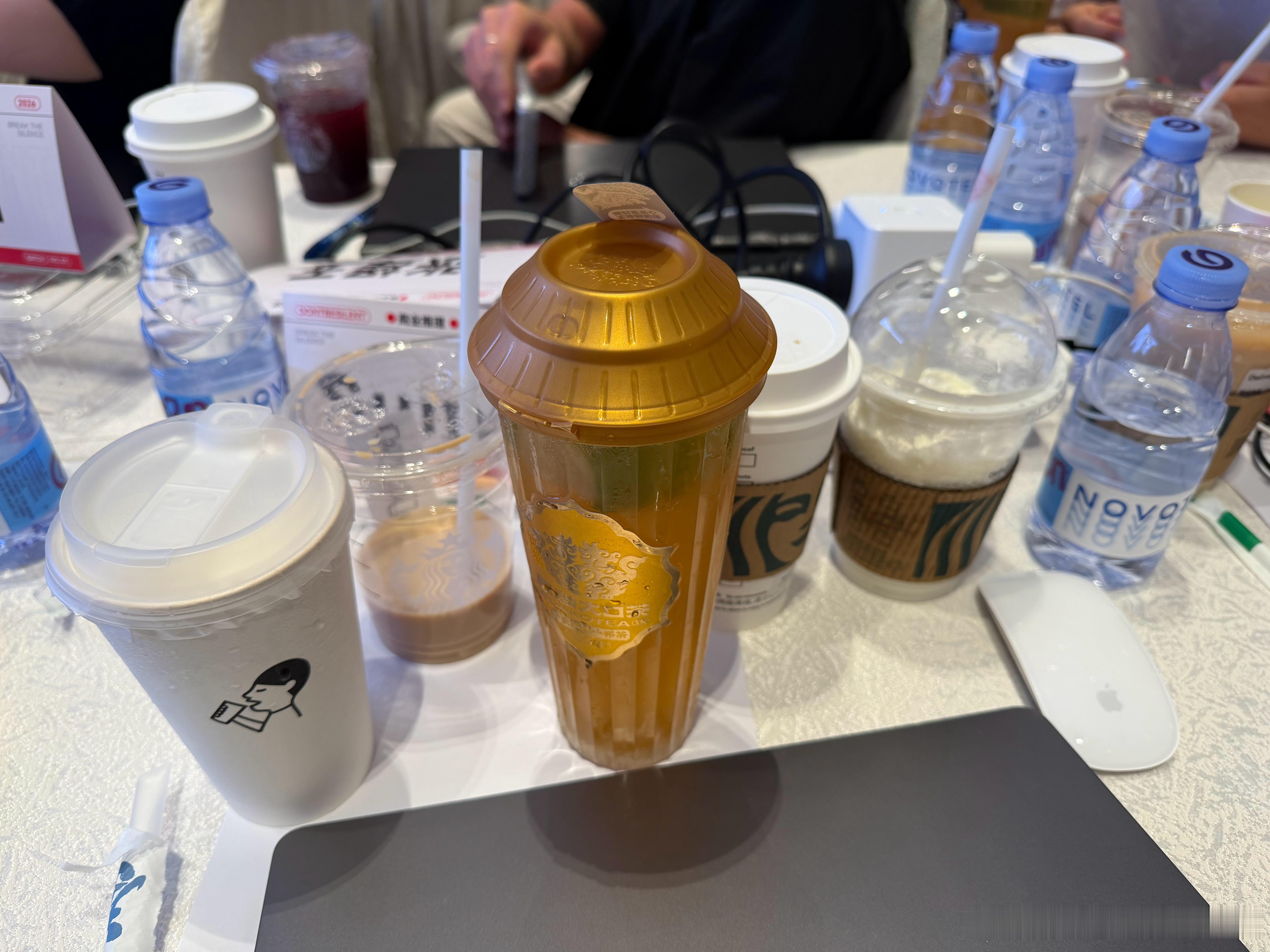 当你参加一个活动，桌上的每位大佬都心照不宣的给全桌人点了咖啡be like。 