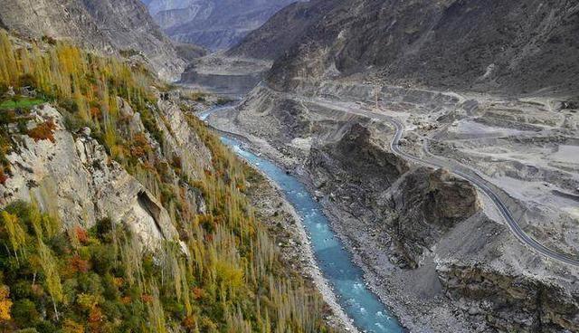 1963年中巴签署边界协定，按照喀喇昆仑山分水岭进行划界，巴基斯坦同意将原来被英
