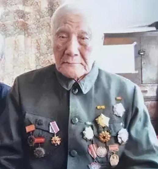 1945 年，毛主席赴重庆谈判，党中央从延安派出六位贴身警卫，后世称作著名的 “