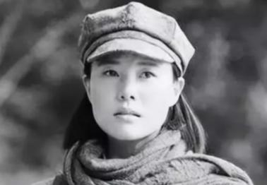 1937年，甘肃一貌美的女红军被敌人抓住，正要拉去砍头。突然，敌军军官叫住了行刑