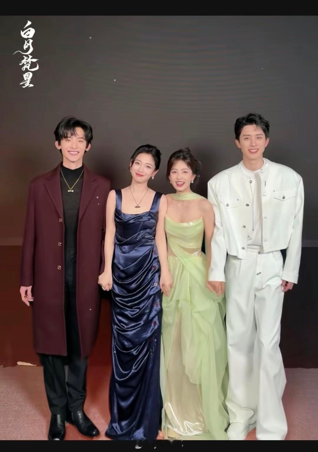 敖瑞鹏的肩宽太可怕了 一个肩膀是两女生的身子宽 