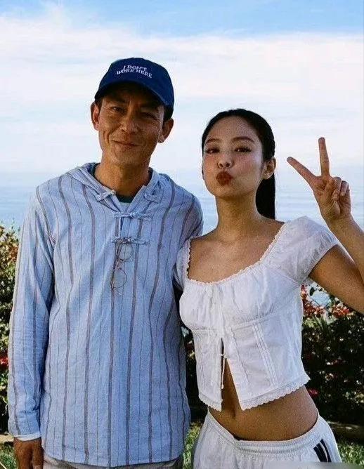当年的大帅哥小鲜肉陈冠希也老了。这照片满脸的皱纹了。只能说岁月不饶人啊！依稀记得