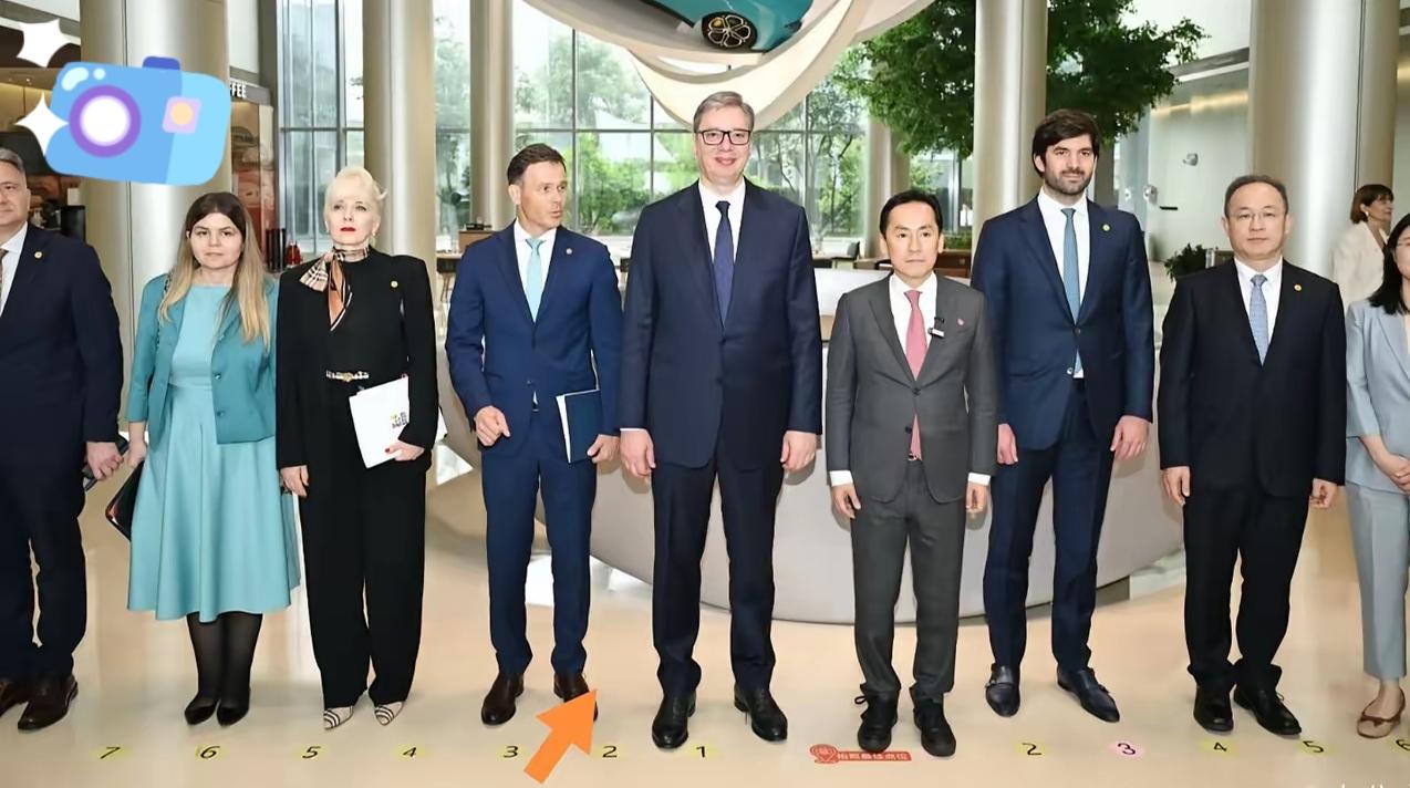 武契奇最近在欧洲可太吃香了。
冯德莱恩见他，科斯塔也见，马克龙和默茨排着队跟他聊