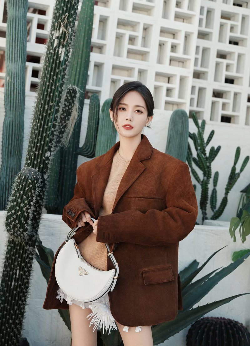 李一桐唐嫣的五官好像越来越像了。。 