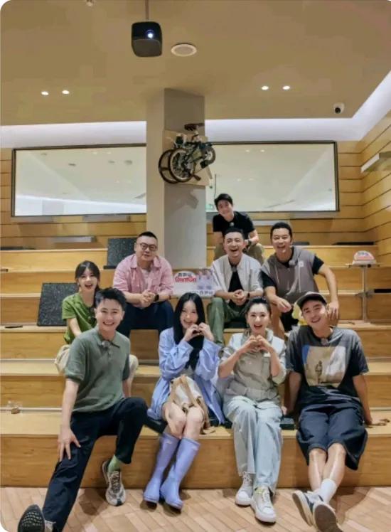 这张中央电视台主持人和明星的九人同框照，大家分三排坐着。

月亮、小岳岳和小尼都