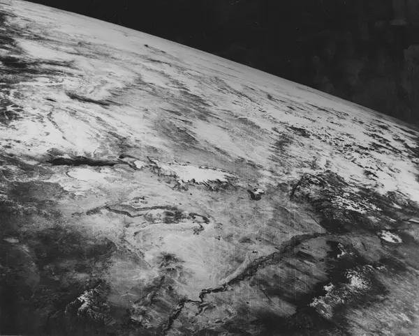 1946 年从 V2 火箭上拍摄的地球第一张太空照片。 