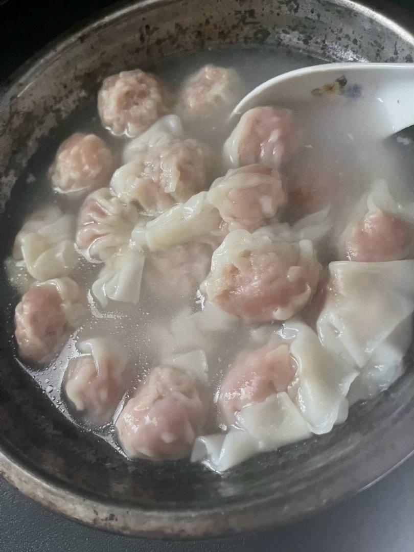 古老的钢碗装着自己包的馄饨 