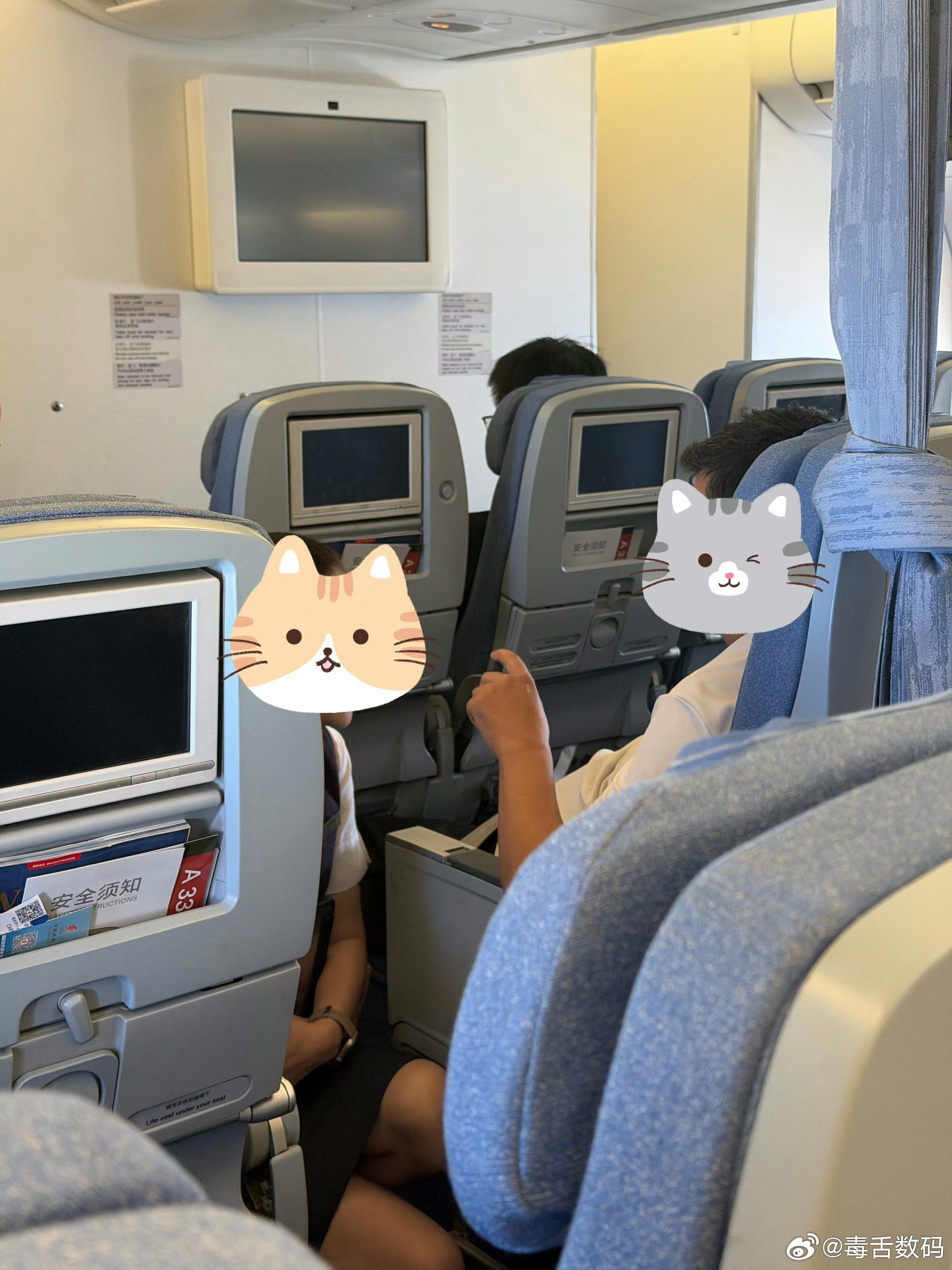 东航空姐下跪道歉让我想起了之前国航一次经历，一位顾客想要坐到超级经济舱的位置，空