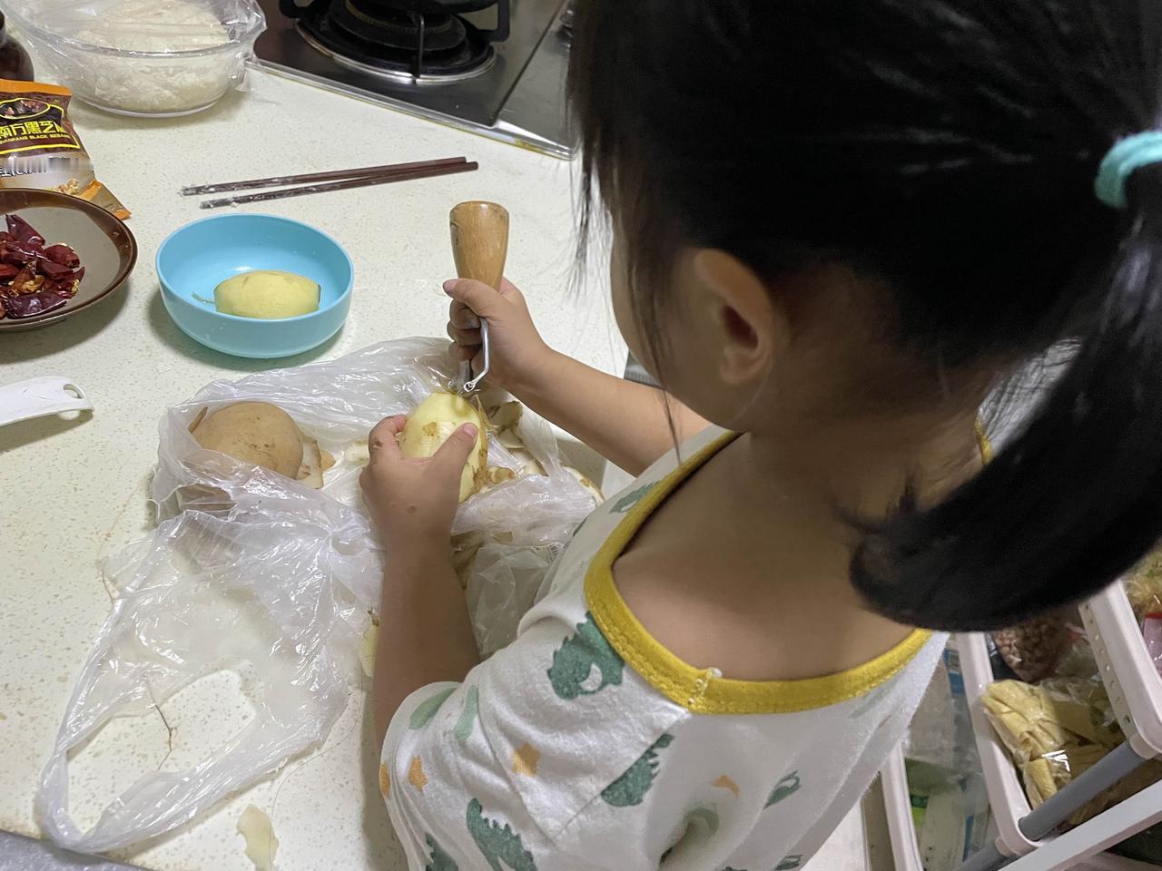 生女儿真的好幸福！小棉袄真的名不虚传！
她说她好无聊，我说哪里帮我削土豆不？
她