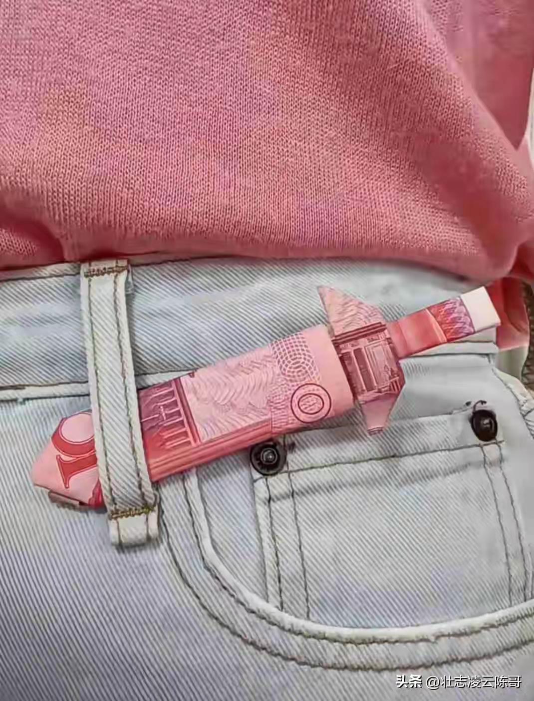 美女腰间新装饰，百元大钞折宝剑。