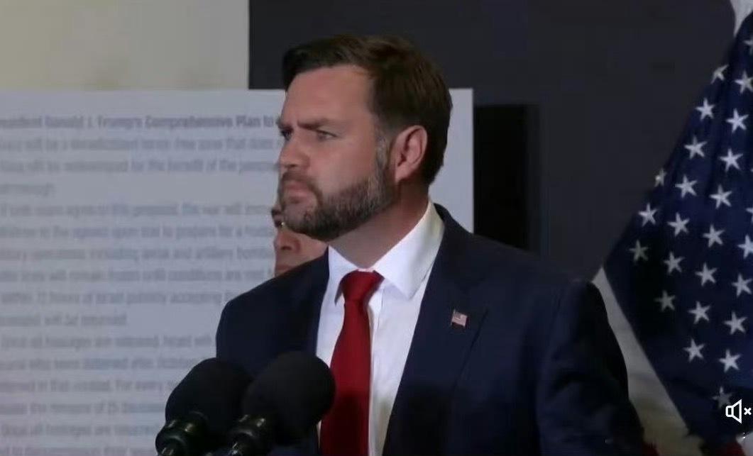 JDVance把不该说的话说出来了。万斯应该是故意的，他太想取而代之万斯首次在镜