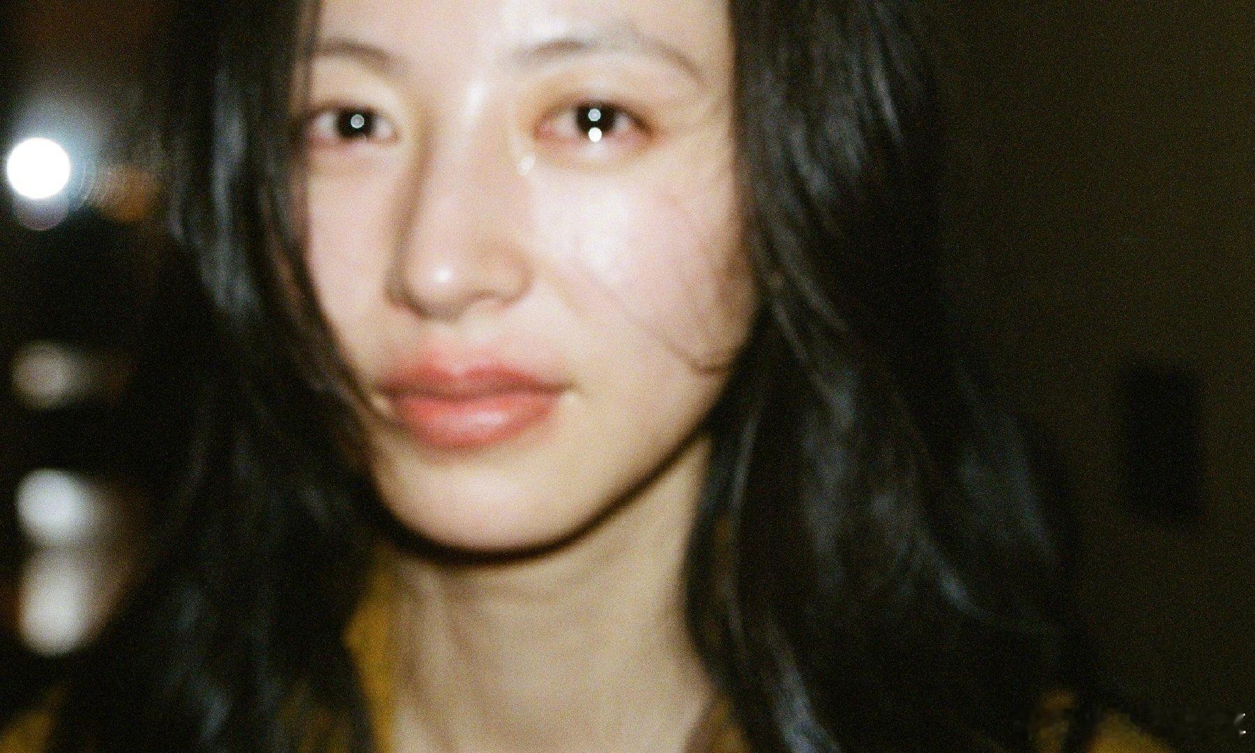 周雨彤破碎感写真 大寒的温柔被 承包了❄️ 最新破碎感写真氛围感拉满，眉眼间的清