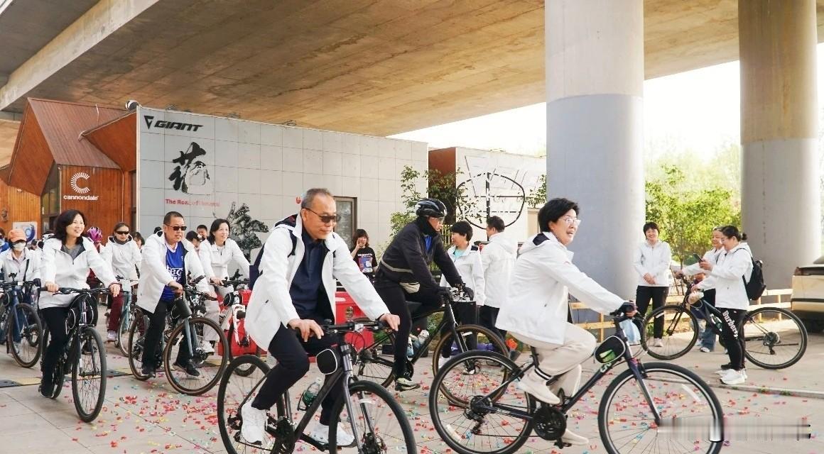 “医”路追风 健康同行！石市二院举办职工绿色骑行活动】4月12日，石家庄市第二医