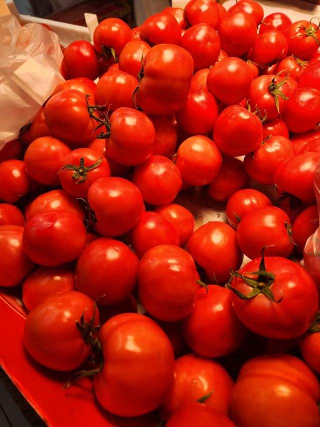 春天时节，各种新鲜蔬菜上市了，请大家多吃青菜保健康哟！
我今天买了许多蔬菜，其中