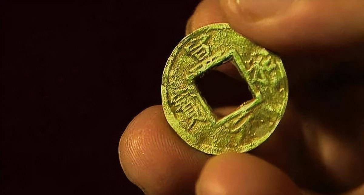 1996年，哈尔滨阿什河乡南城村，村民老冯以2000元的价格出售了一枚小金币。原