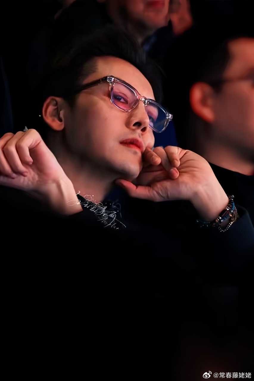 《爱情慢慢杀死你》(原著:亦舒)人物小传🈶，男主定了陈伟霆，女主钟楚曦，又一对