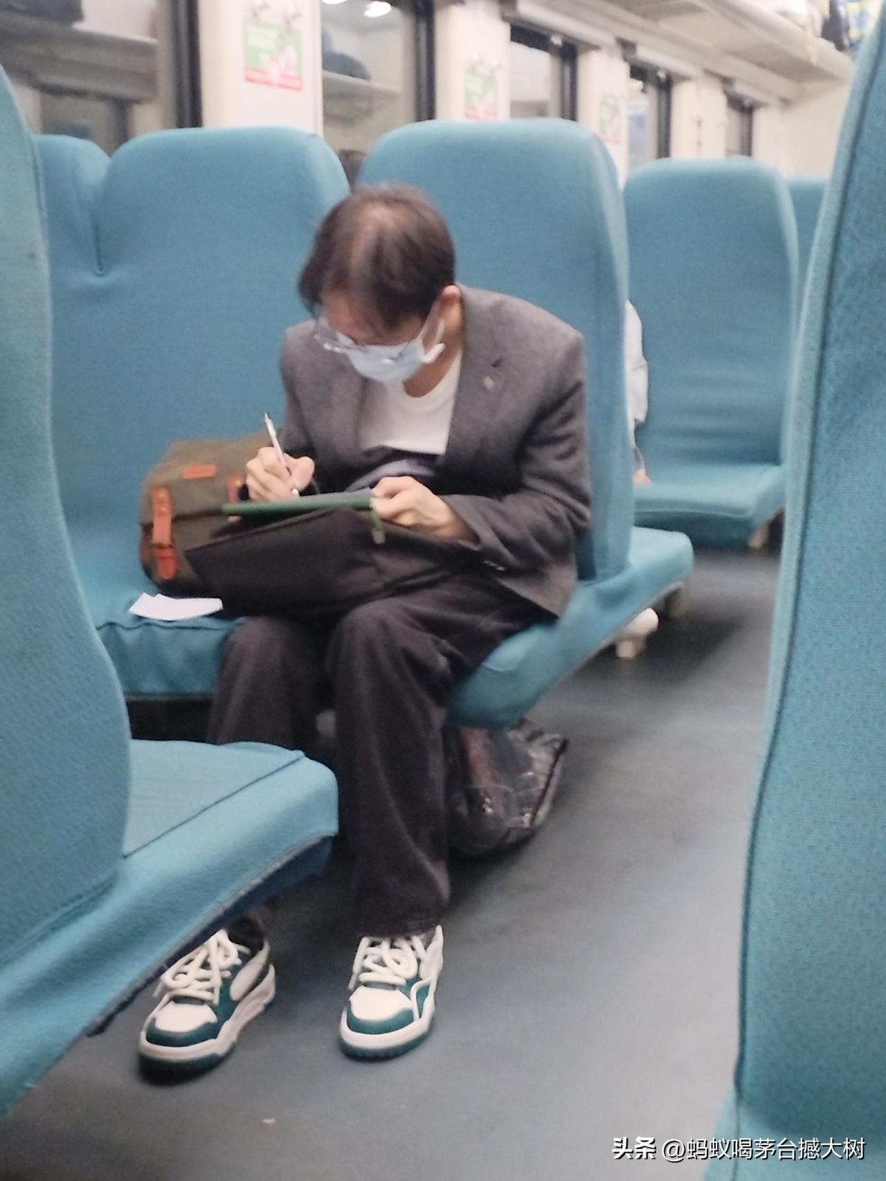 这大哥从3点深圳上车，一直写到现在了，四个小时