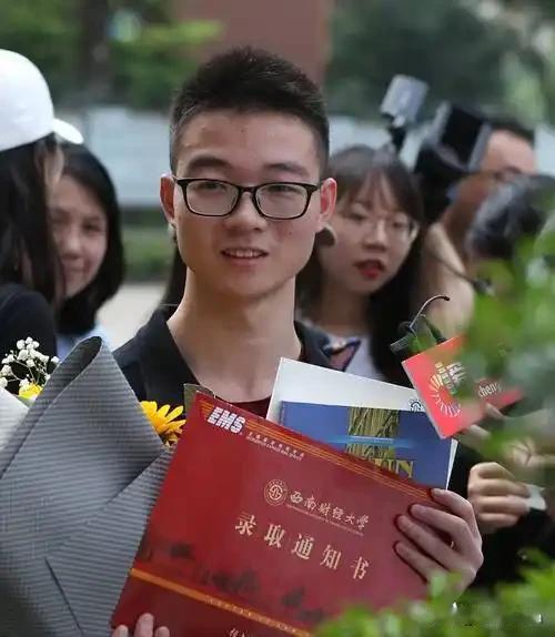 致正年轻的你一纸录取通知书，为寒窗苦读画上阶段性句点，却掀开青春崭新序章。正值年