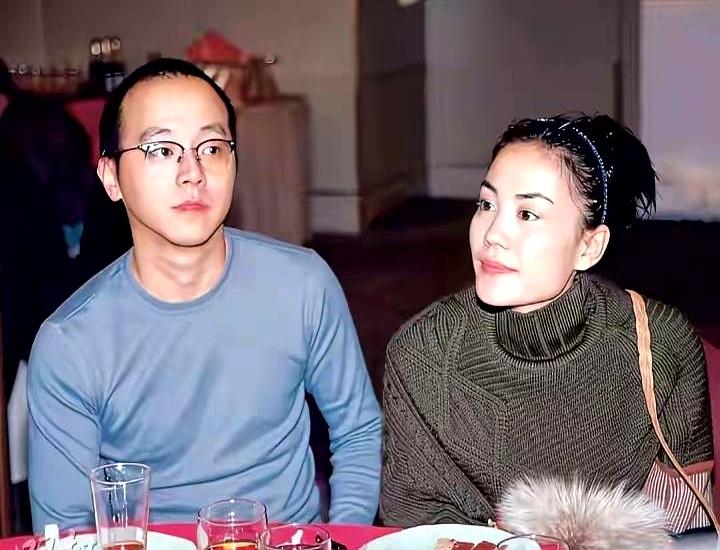 娱乐圈分分合合那么多，为啥偏偏是那个被前夫吐槽“几天见不着一面”的女人，如今感情