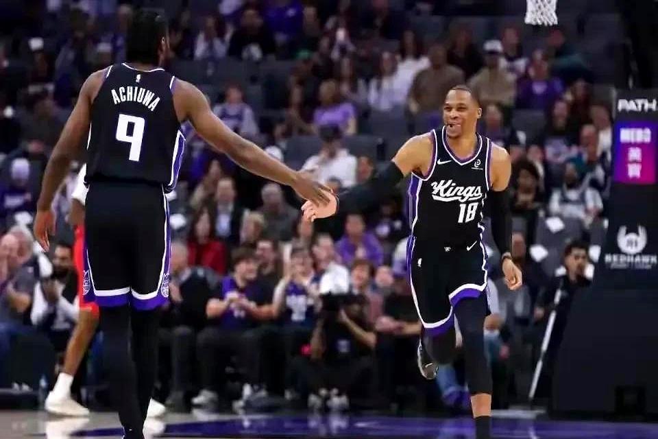 37岁还能拿首发零失误三双，之前唱衰威少的人，脸都被打肿了。
 
刚结束的国王对