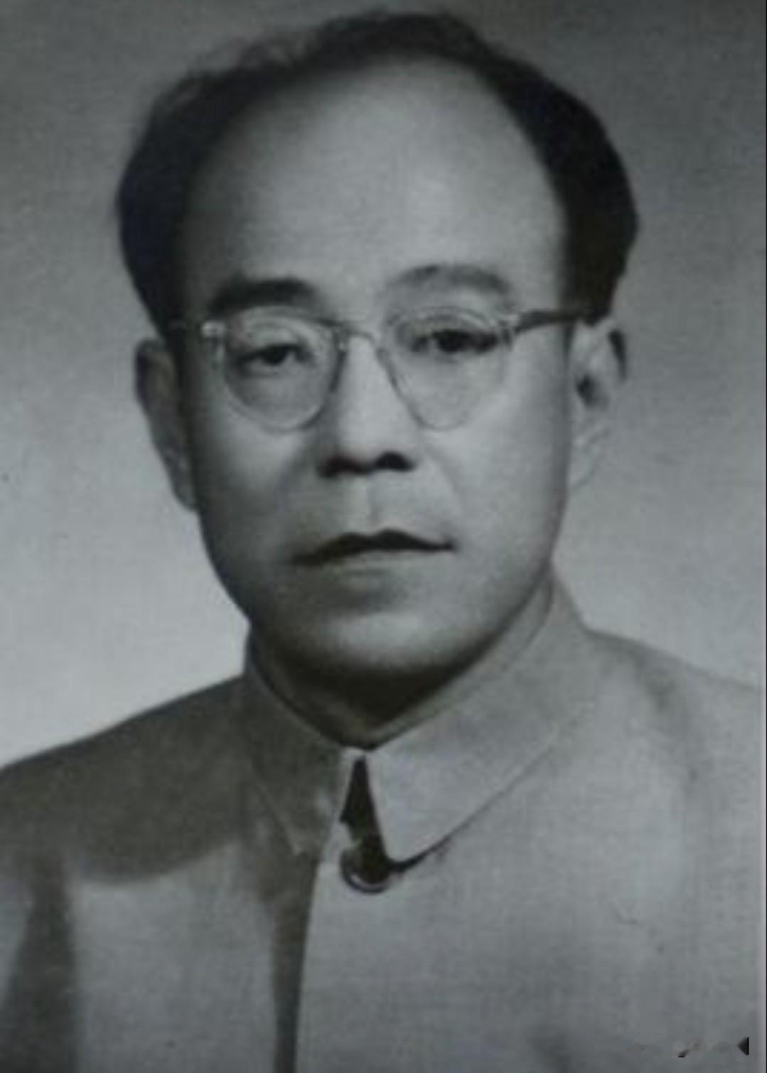 他1949年跟随大军南下入川，担任贺龙同志的政治秘书，1952年出任成都市第一任