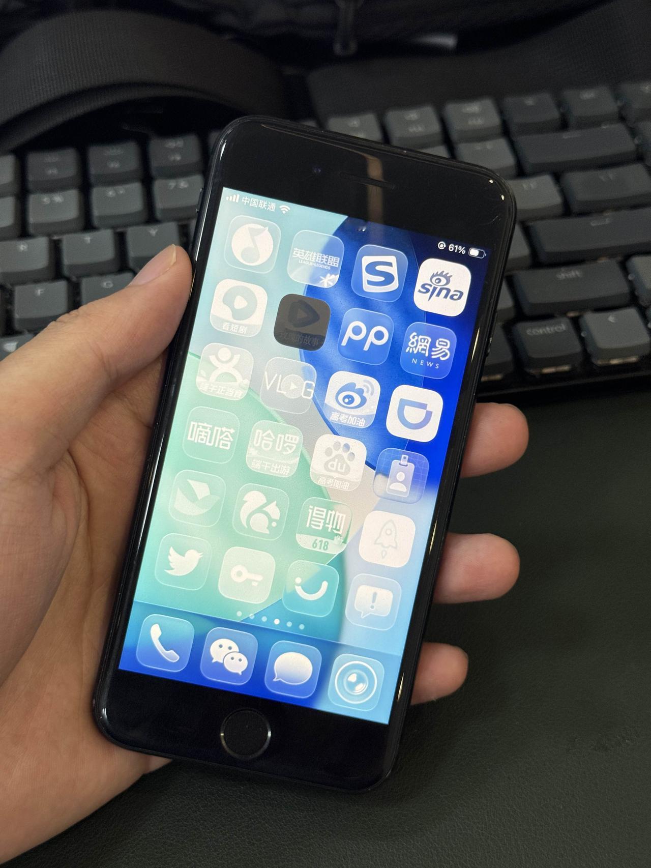把备用机iPhone SE3升级到iOS26了[笑哭]说实在的，又卡又烫还难看[