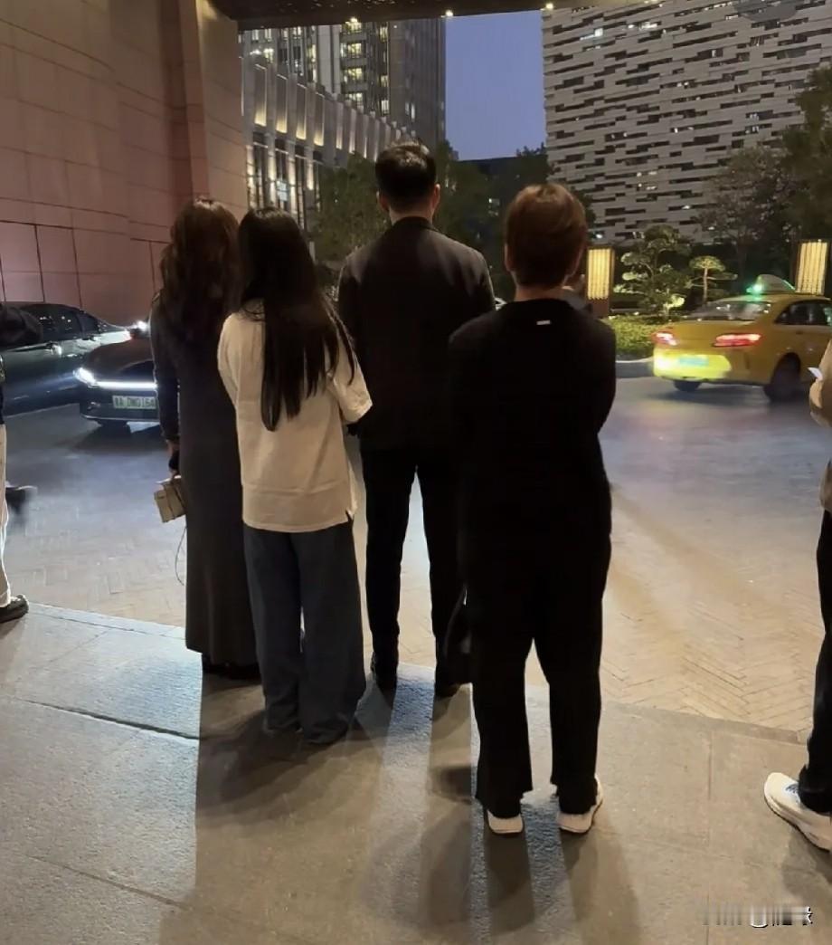 小玥儿和马筱梅一样高了！背影好像一对姐妹花啊！
网友偶遇一家人正在等车，汪小菲身