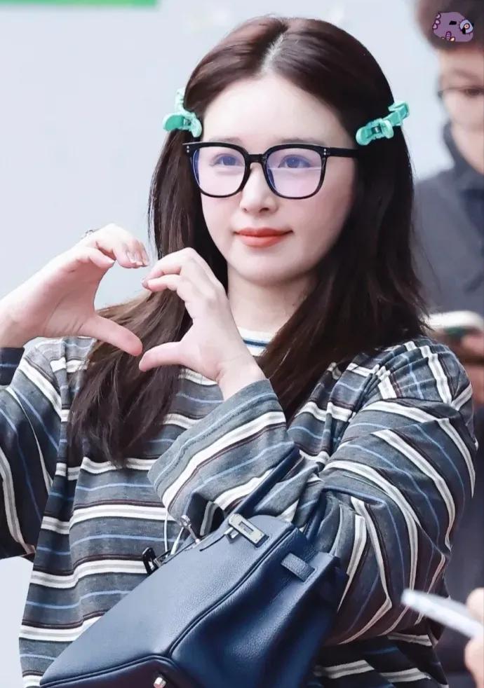 阚清子春日穿搭好清新
 
阚清子这组私服太有春日氛围感啦🌿
条纹衫搭配浅灰阔腿