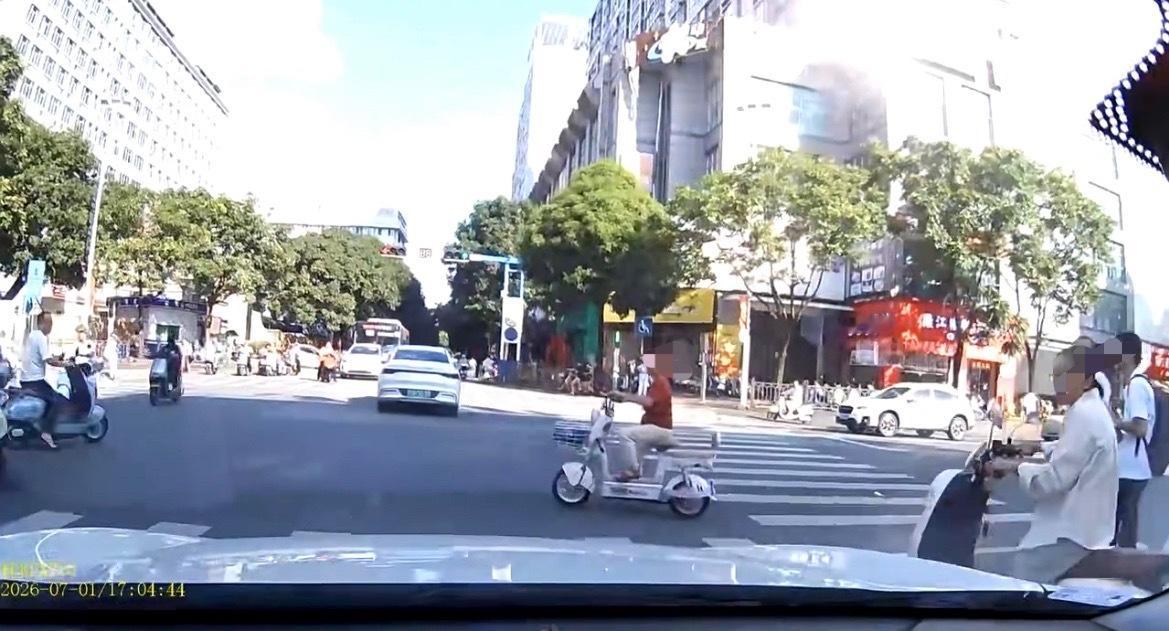 7月1日，玉林新洲路路口女子骑电车闯红灯行驶。 玉林