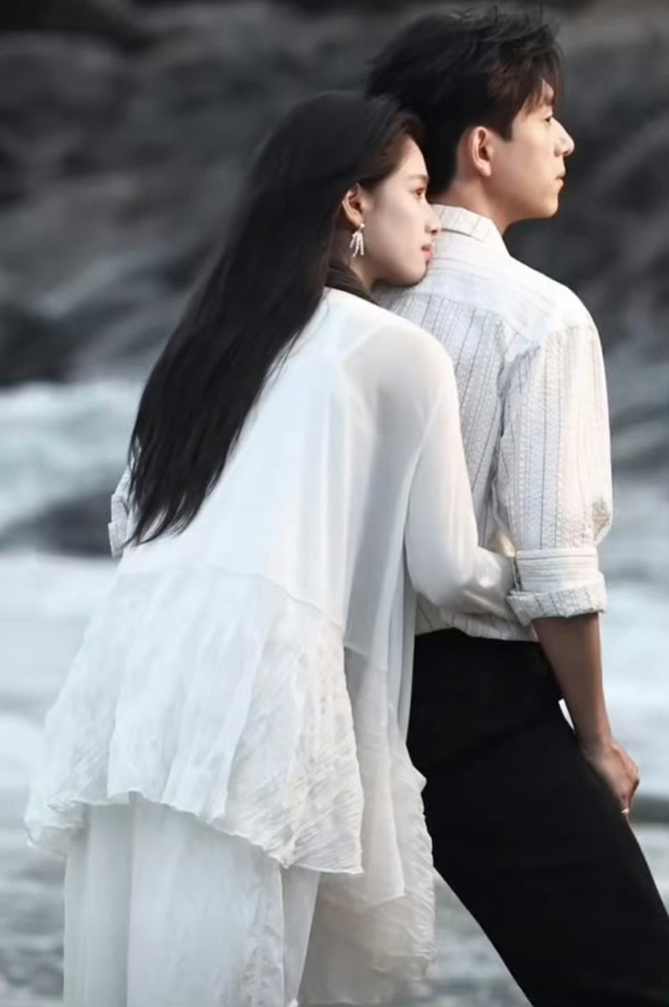 张婧仪海边背后抱李现路透张婧仪背后抱李现张婧仪海边背后抱李现路透🈶，伟大的两张