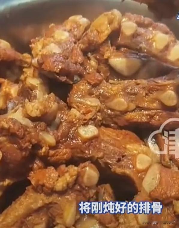 闯大祸了！辽宁沈阳，一女店主把20斤排骨洗好放店门口晾干，转头就忘，结果被路过大