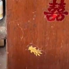 这种集体怀旧现象，本质上是成长期对“纯粹情感”的一次迟到认领。

剪纸小金鱼不再