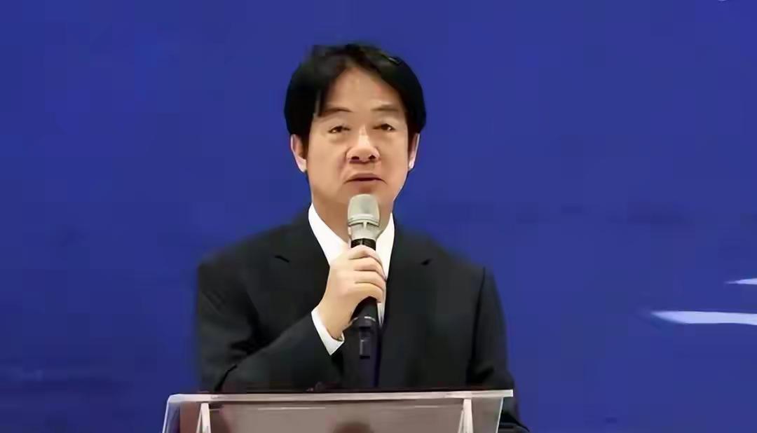 现在岛内出现一个很荒唐的现象。大陆所有惠台政策、两岸正常交流往来，都会被民进党当