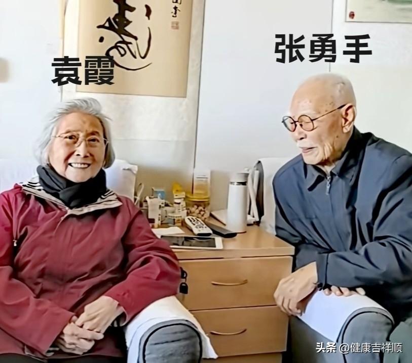当熟悉的身影再次并肩，仿佛瞬间穿越回那个电影闪耀的年代。袁霞与张勇手，曾是无数观