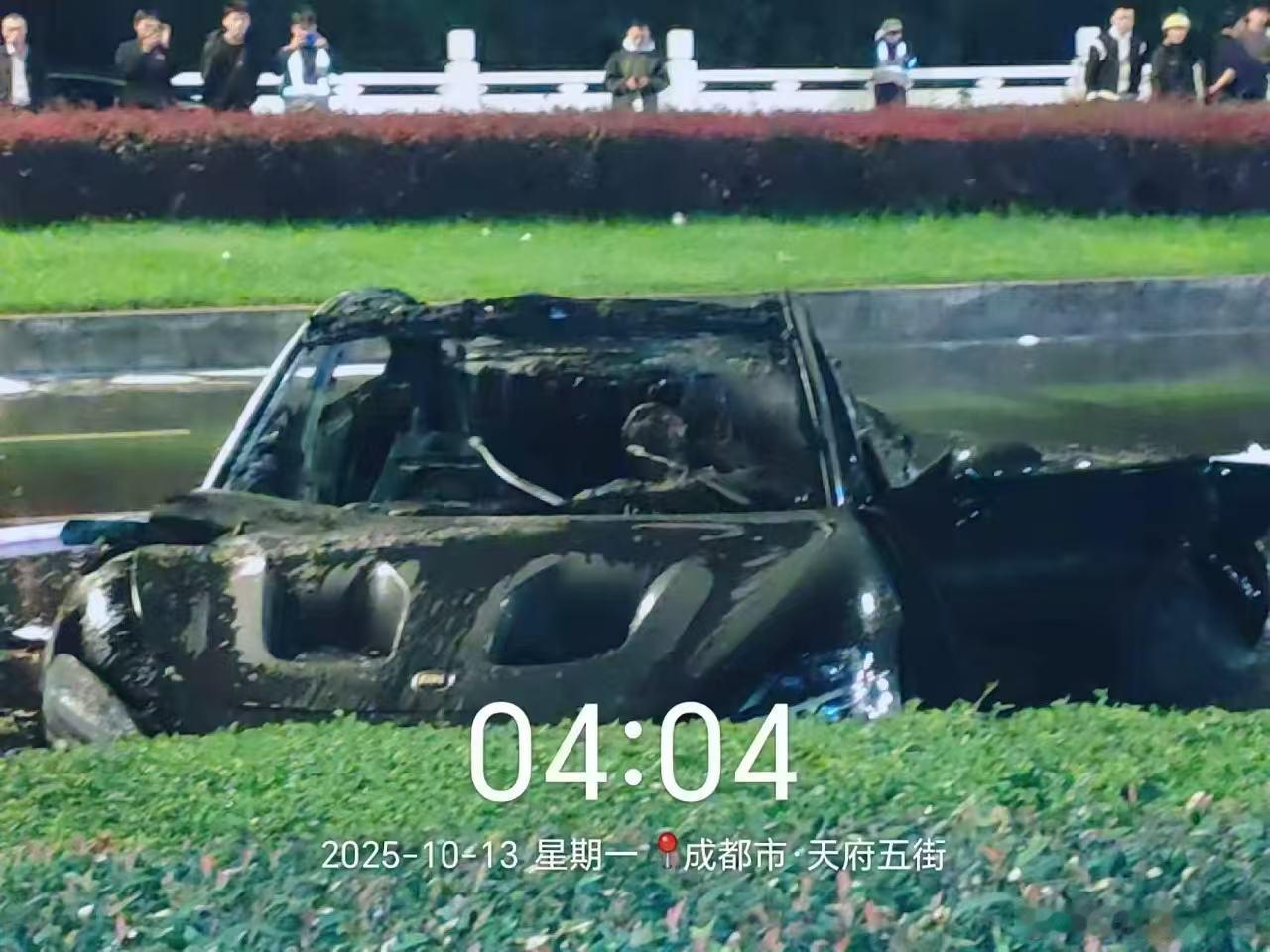 交通事故本身是个人作妖，不管车企的事。但隐藏式车门和没有机械拉手的确是个问题，好