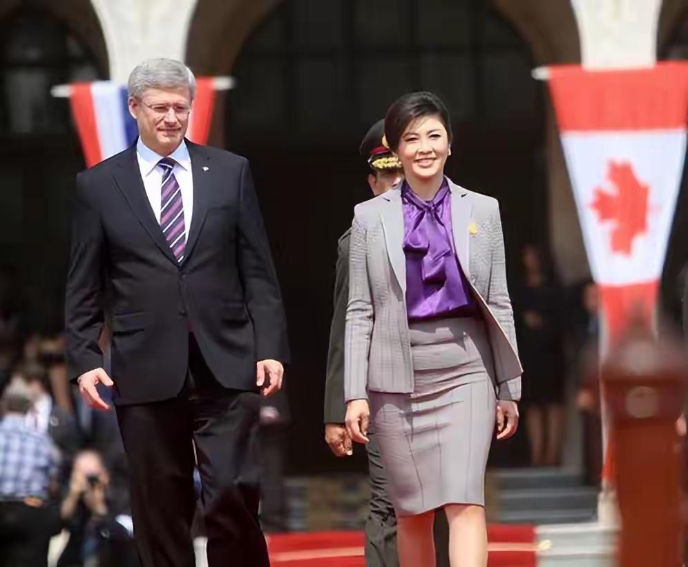 英拉与孟晚舟，同样出身显赫，同样是国家名片，命运却截然不同。英拉贵为泰国总理，却