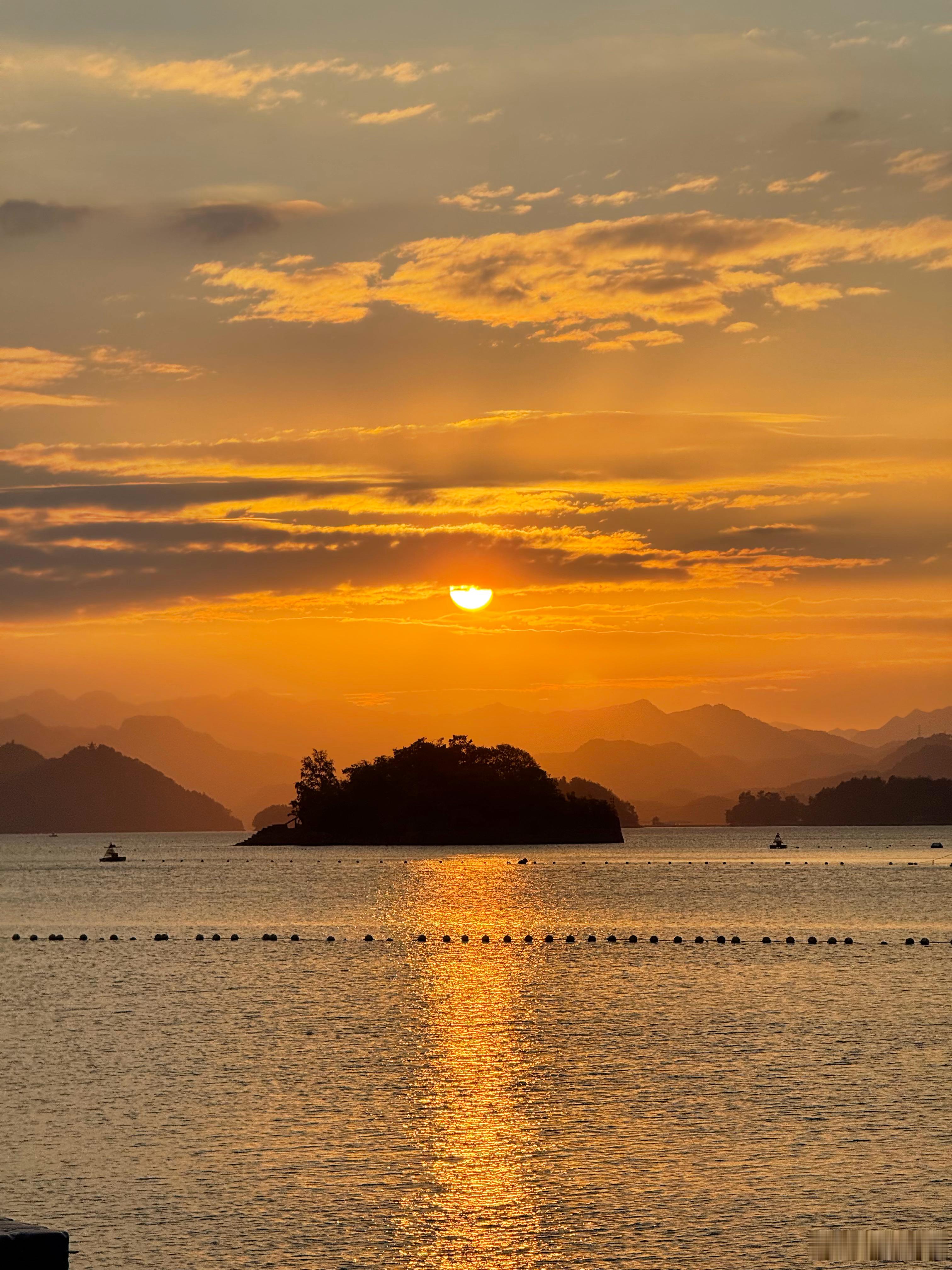 值得佩服的几种人：一种可以控制自己体型的人，一种能按时睡觉的人，一种说起就起的人
